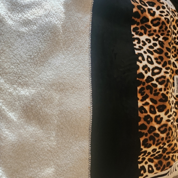 RARE Victorias Secret PINK cheetah sherpa blanket - Picture 7 of 13